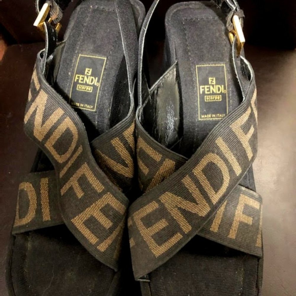 AUTHENTIC WOMAN ICONIC CLASSIC  FENDI SANDALS SIZE 10 MADE IN ITALY
